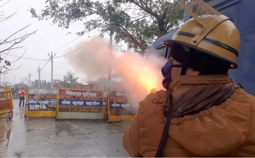 ಸಿಎಂ ಆಗಮನ ಹಿನ್ನೆಲೆ: ಪ್ರತಿಭಟನಾ ನಿರತ ರೈತರ ಮೇಲೆ ಆಶ್ರುವಾಯು‌ ಪ್ರಯೋಗಿಸಿದ ಪೊಲೀಸರು