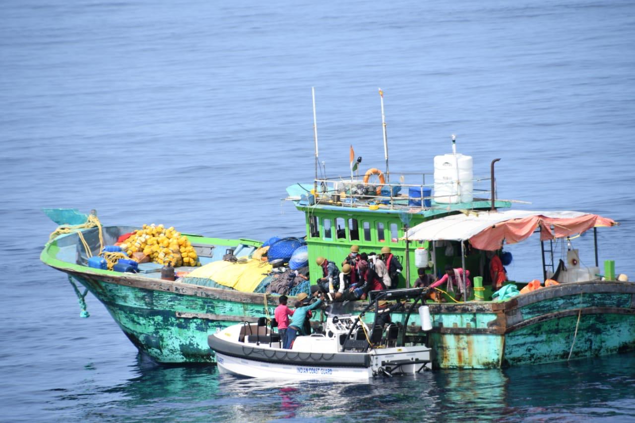 ಮಂಗಳೂರು ; ದೋಣಿಯಲ್ಲಿ ಸಿಲಿಂಡರ್‌ ಸ್ಫೋಟ : ಕರಾವಳಿ ರಕ್ಷಣಾ ಪಡೆಯಿಂದ ಮೀನುಗಾರರ ರಕ್ಷಣೆ