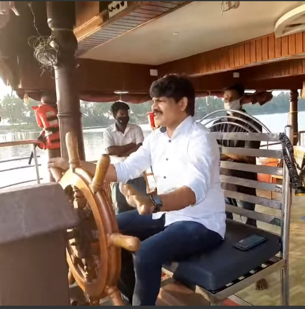 ಪ್ರವಾಸಿ ಬೋಟು ಚಲಾಯಿಸಿ ಗಮನ ಸೆಳೆದ ಉಡುಪಿ ಜಿಲ್ಲಾಧಿಕಾರಿ !