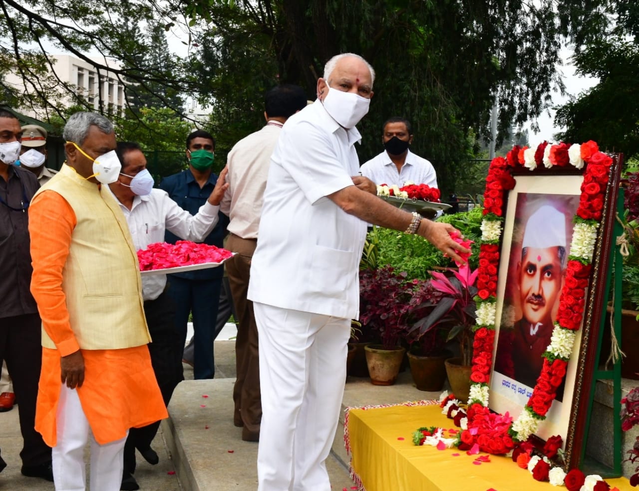 ಮಾಜಿ ಪ್ರಧಾನಿ ಲಾಲ್ ಬಹದ್ದೂರ್ ಶಾಸ್ತ್ರಿ ಪುಣ್ಯ ತಿಥಿ : ಸಿಎಂ ಯಡಿಯೂರಪ್ಪ ಪುಷ್ಪ ನಮನ
