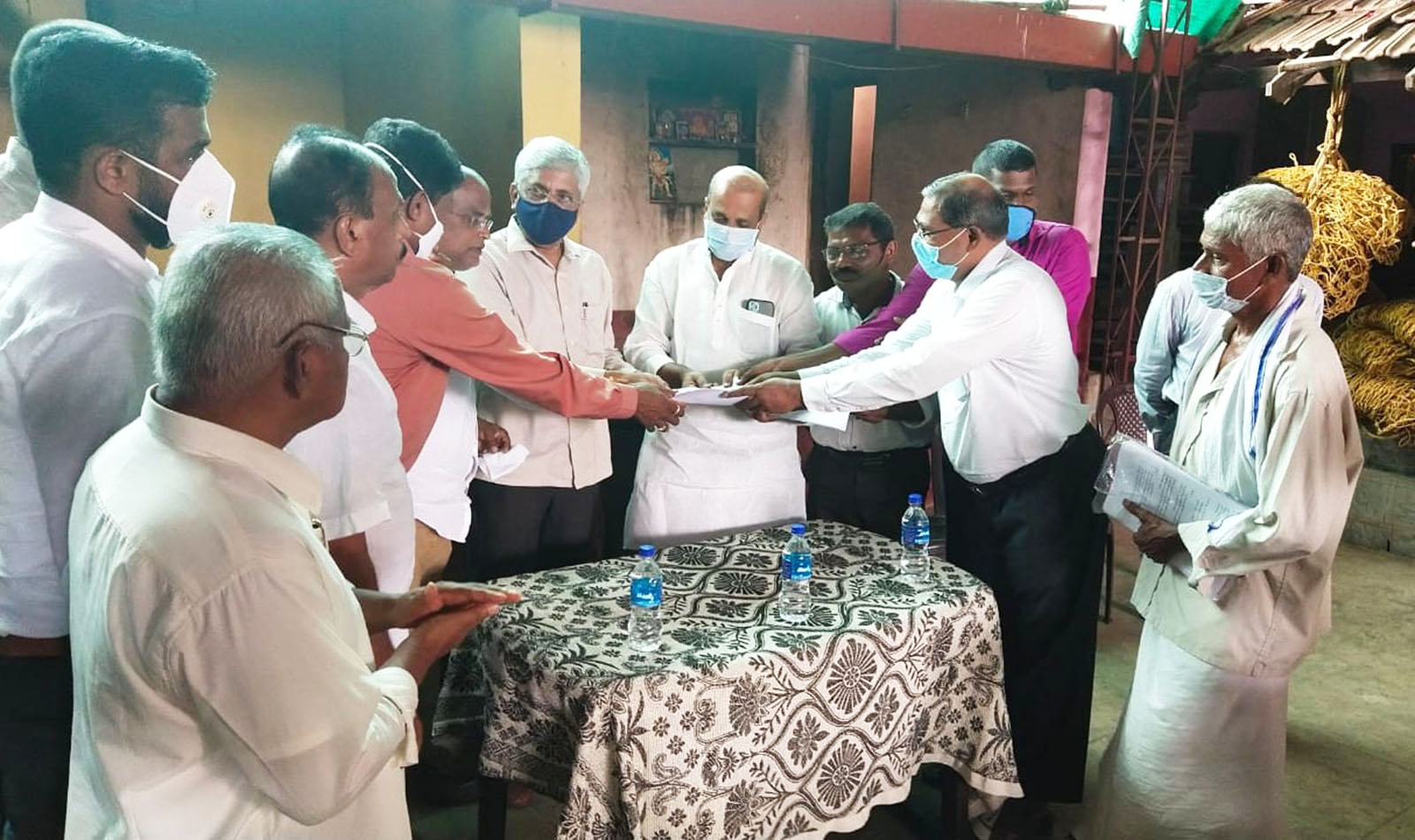 ಕುಡುಬಿ ಜನಾಂಗದ ಜನವಸತಿ ಪ್ರದೇಶಕ್ಕೆ ಜೆ.ಪಿ.ಹೆಗ್ಡೆ, ರಘುಪತಿ ಭಟ್ ಭೇಟಿ