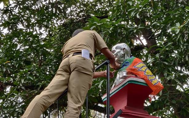 ಪಾಲಕ್ಕಾಡ್: ಮಹಾತ್ಮಾ ಗಾಂಧಿ ಪ್ರತಿಮೆ ಮೇಲೆ ಪಕ್ಷದ ಧ್ವಜ ಅಳವಡಿಸಿದ ಬಿಜೆಪಿ ಕಾರ್ಯಕರ್ತರು