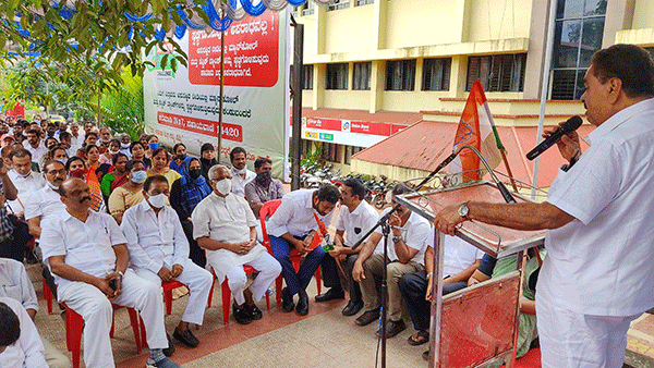 ಮಂಗಳೂರು ಸ್ಮಾರ್ಟ್ ಸಿಟಿ ಕಾಮಗಾರಿ ಸ್ಥಗಿತ ವಿರೋಧಿಸಿ ಕಾಂಗ್ರೆಸ್ ಪ್ರತಿಭಟನೆ