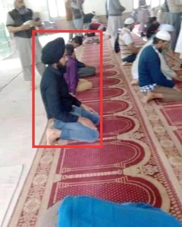 ರೈತನಂತೆ ಪೋಸ್ ಕೊಟ್ಟು ಮಸೀದಿಯಲ್ಲಿ ನಮಾಝ್ ಮಾಡುತ್ತಿದ್ದ ವ್ಯಕ್ತಿ: ವೈರಲ್ ಫೋಟೊ ಹಿಂದಿನ ಸತ್ಯಾಂಶವೇನು?