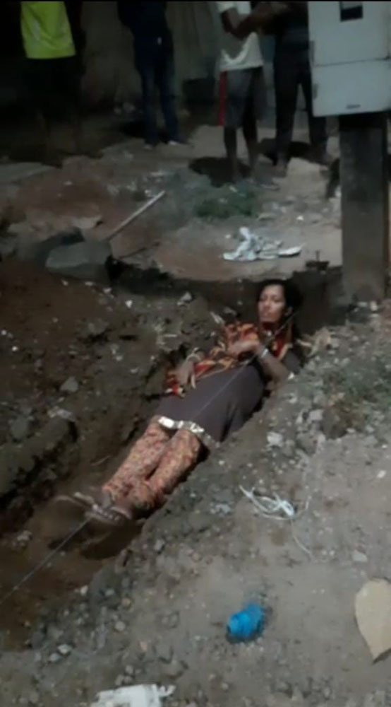 ಗೂಡಂಗಡಿ ತೆರವು ವಿರೋಧಿಸಿ ಮಹಿಳೆಯಿಂದ ಗುಂಡಿಯಲ್ಲಿ ಮಲಗಿ ಪ್ರತಿಭಟನೆ