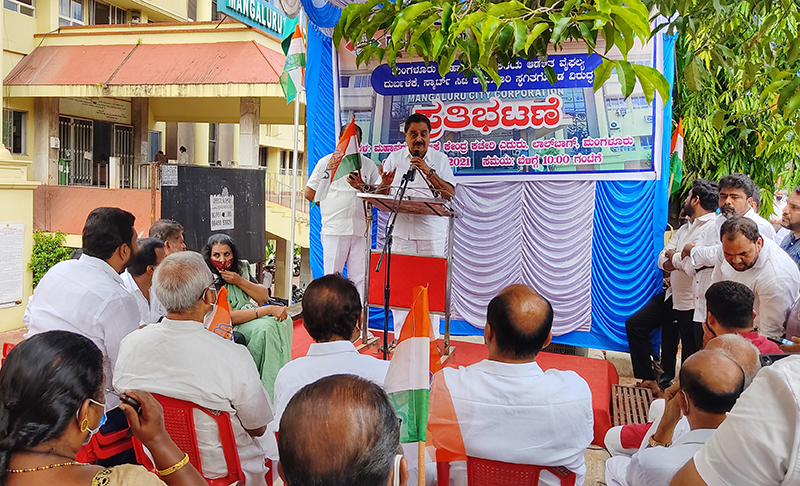 ಮಂಗಳೂರು: ಸ್ಮಾರ್ಟ್ ಸಿಟಿ ಕಾಮಗಾರಿ ಸ್ಥಗಿತದ ವಿರುದ್ಧ ಕಾಂಗ್ರೆಸ್ ಪ್ರತಿಭಟನೆ