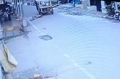 ರಸ್ತೆ ಬದಿ ನಿಂತಿದ್ದ ನಿರ್ಗತಿಕನ ಮೇಲೆ ಆಟೋ ಹತ್ತಿಸಿದ ಚಾಲಕ: ಸಿಸಿಟಿವಿಯಲ್ಲಿ ಸೆರೆಯಾದ ದೃಶ್ಯ