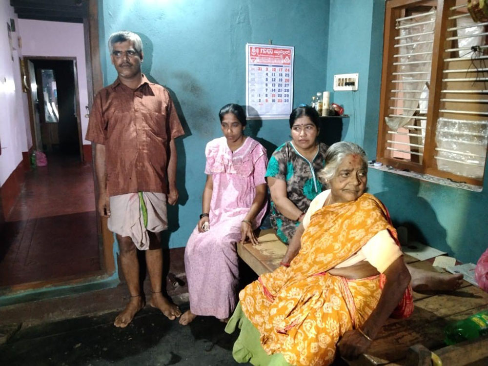 ಒಂದೇ ಮನೆಯ ನಾಲ್ವರಲ್ಲಿಯೂ ವಿಚಿತ್ರ ವ್ಯಾದಿ: ಹಾಸಿಗೆಯಲ್ಲಿಯೇ ದಿನ ಕಳೆಯುತ್ತಿರುವ ತಾಯಿ ಮಕ್ಕಳು