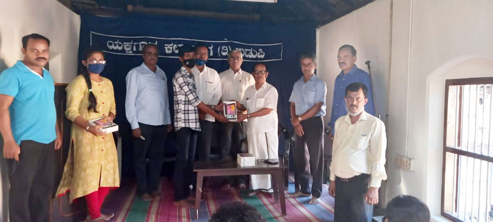 ವಿದ್ಯಾಪೋಷಕ್ ವಿದ್ಯಾರ್ಥಿಗಳಿಗೆ ಟ್ಯಾಬ್ ವಿತರಣೆ