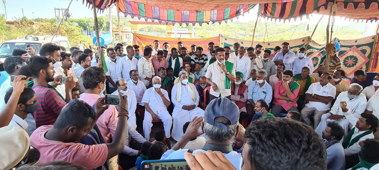 ಏಷಿಯನ್ ಪೇಂಟ್ಸ್ ಕಾರ್ಖಾನೆ ಎದುರು ಪ್ರತಿಭಟನೆ ನಡೆಸುತ್ತಿರುವ ರೈತರನ್ನು ಭೇಟಿಯಾದ ಸಿದ್ದರಾಮಯ್ಯ