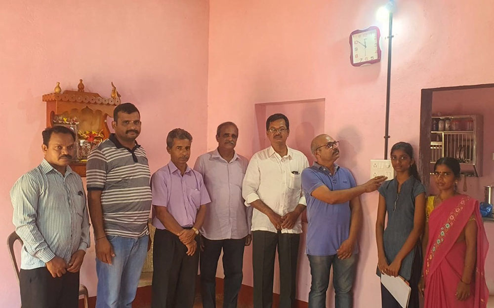 ವಿದ್ಯಾಪೋಷಕ ವಿದ್ಯಾರ್ಥಿನಿ ಮನೆಗೆ ವಿದ್ಯುತ್ ಸಂಪರ್ಕ