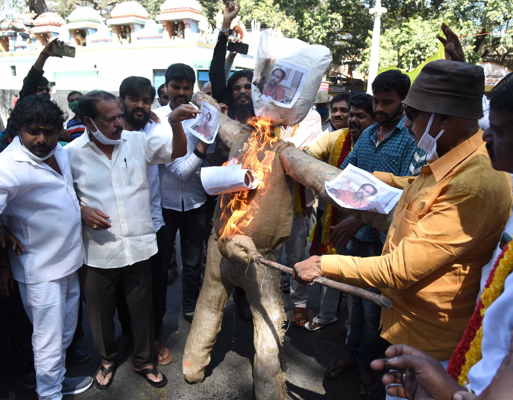 ಮಹಾರಾಷ್ಟ್ರ ಸಿಎಂ ವಿರುದ್ಧ ಸಿಡಿದೆದ್ದ ಕನ್ನಡಿಗರು: ವಿವಿಧೆಡೆ ಉದ್ಧವ್ ಠಾಕ್ರೆ ಪ್ರತಿಕೃತಿ ದಹಿಸಿ ಆಕ್ರೋಶ