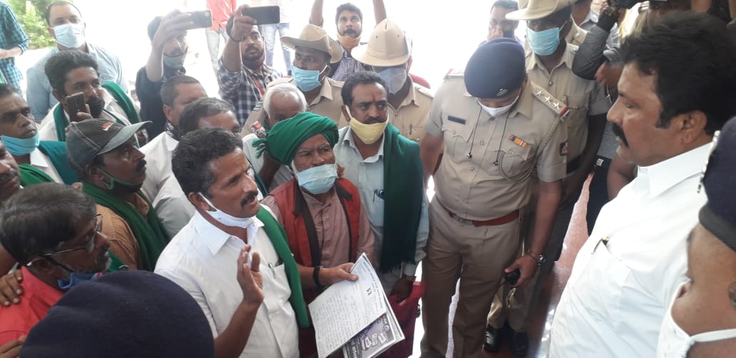 ಮೈಸೂರು: ಕೃಷಿ ಸಚಿವ ಬಿ.ಸಿ.ಪಾಟೀಲ್‌ಗೆ ರೈತರ ತರಾಟೆ