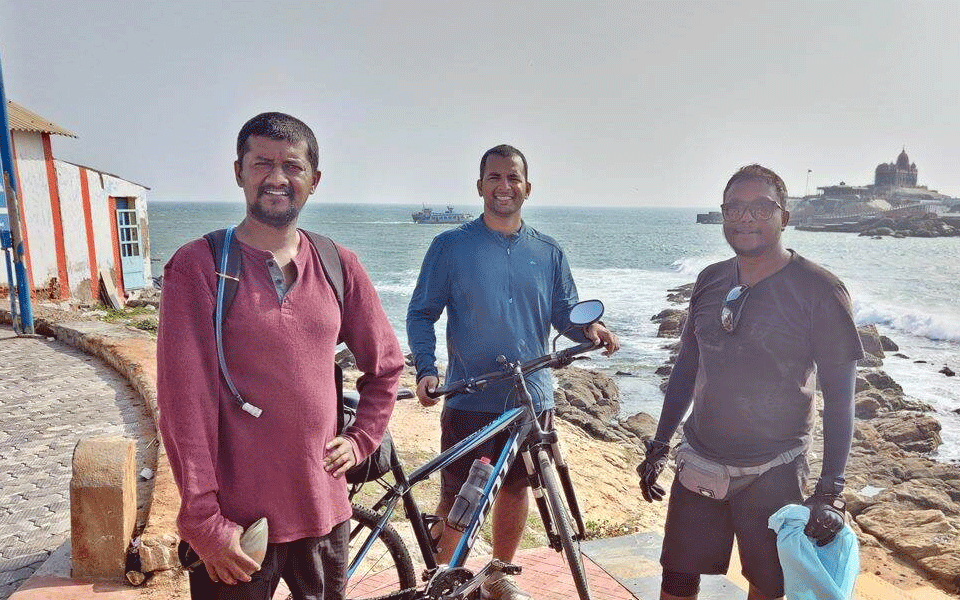 ಕಚೇರಿ ಕೆಲಸ ಮಾಡುತ್ತಲೇ ಮುಂಬೈಯಿಂದ ಕನ್ಯಾಕುಮಾರಿಗೆ ಸೈಕಲ್ ಪ್ರಯಾಣ: ಮೂವರು ಸ್ನೇಹಿತರ ವಿಶಿಷ್ಟ ಸಾಧನೆ