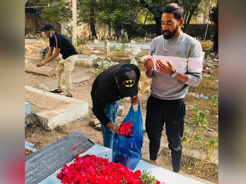ವಿಮಾನ ನಿಲ್ದಾಣದಿಂದ ನೇರವಾಗಿ ಖಬರಸ್ಥಾನಕ್ಕೆ ತೆರಳಿ ತಂದೆ ಸಮಾಧಿ ಸಂದರ್ಶಿಸಿದ ಸಿರಾಜ್