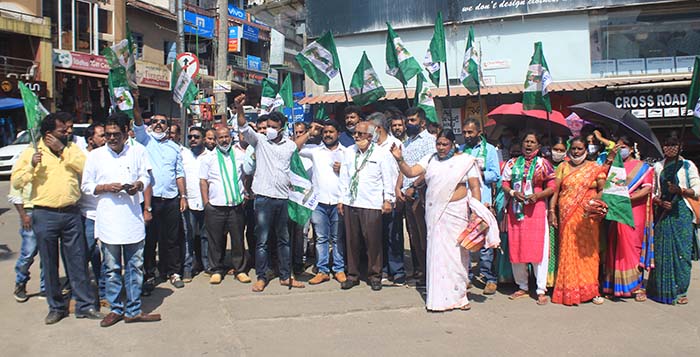 ಅಗತ್ಯ ವಸ್ತುಗಳ ಬೆಲೆ ಏರಿಕೆಗೆ ಖಂಡನೆ: ಮಡಿಕೇರಿಯಲ್ಲಿ ಜೆಡಿಎಸ್ ಪ್ರತಿಭಟನೆ