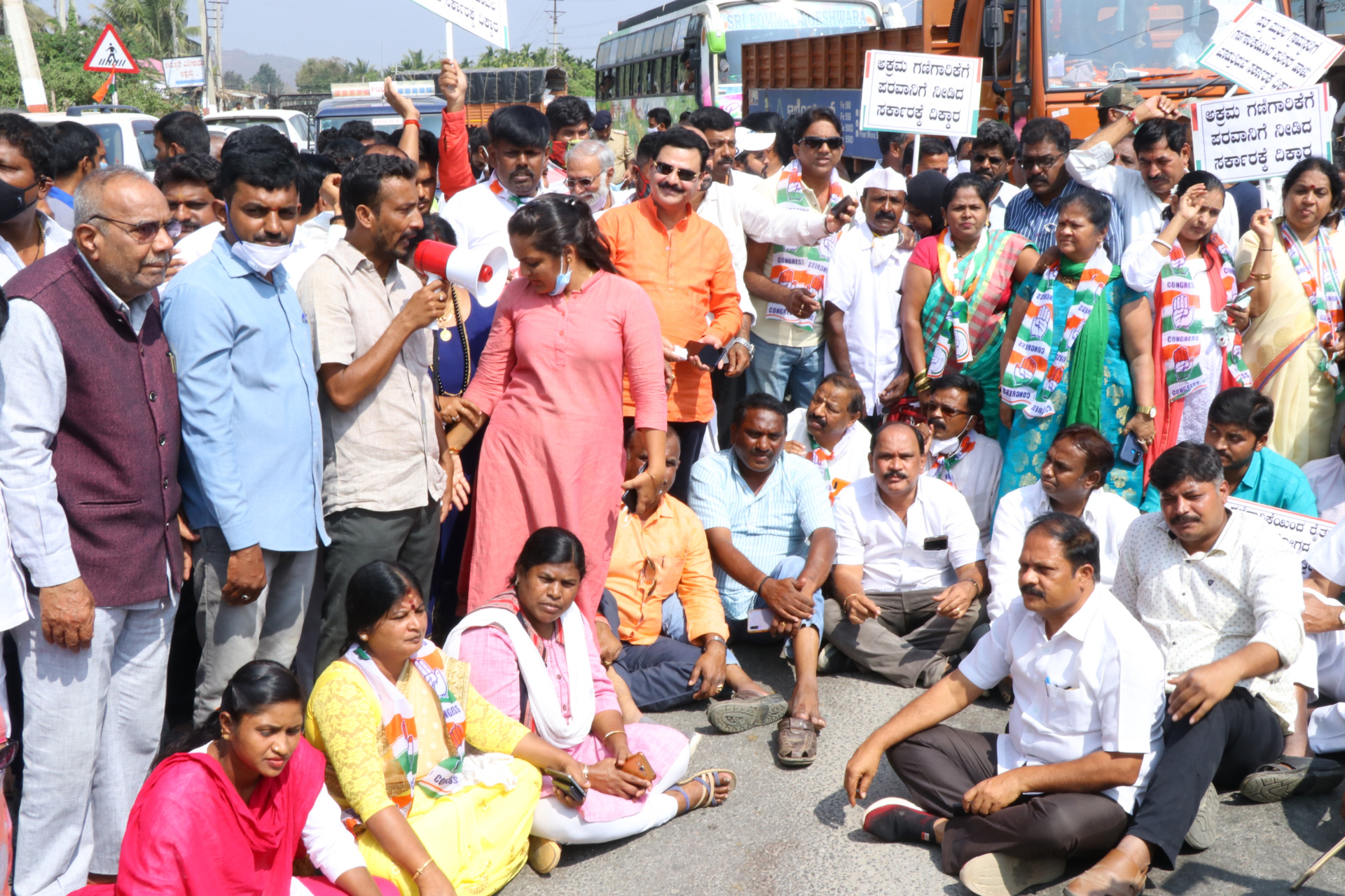 ಹುಣಸೋಡು ದುರಂತ: ತನಿಖೆಗೆ ಆಗ್ರಹಿಸಿ ರಸ್ತೆ ತಡೆ ನಡೆಸಿ ಕಾಂಗ್ರೆಸ್ ಧರಣಿ