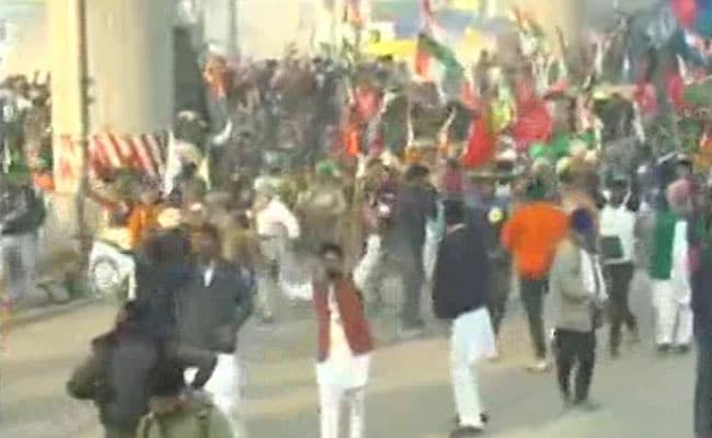 ಬ್ಯಾರಿಕೇಡ್‌ ಗಳನ್ನು ದಾಟಿ ದಿಲ್ಲಿಯ ಕೇಂದ್ರ ಭಾಗಕ್ಕೆ ಮುನ್ನುಗ್ಗುತ್ತಿರುವ ರೈತರು