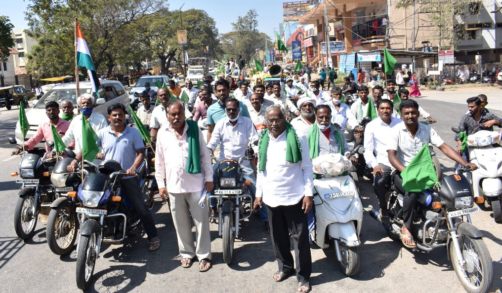 ದಿಲ್ಲಿ ರೈತರ ಹೋರಾಟ ಬೆಂಬಲಿಸಿ ಮಂಡ್ಯದಲ್ಲಿ ಪ್ರತಿಭಟನೆ: ರೈತಪರ ಸಂಘಟನೆಗಳಿಂದ ಟ್ರ್ಯಾಕ್ಟರ್ ಪರೇಡ್