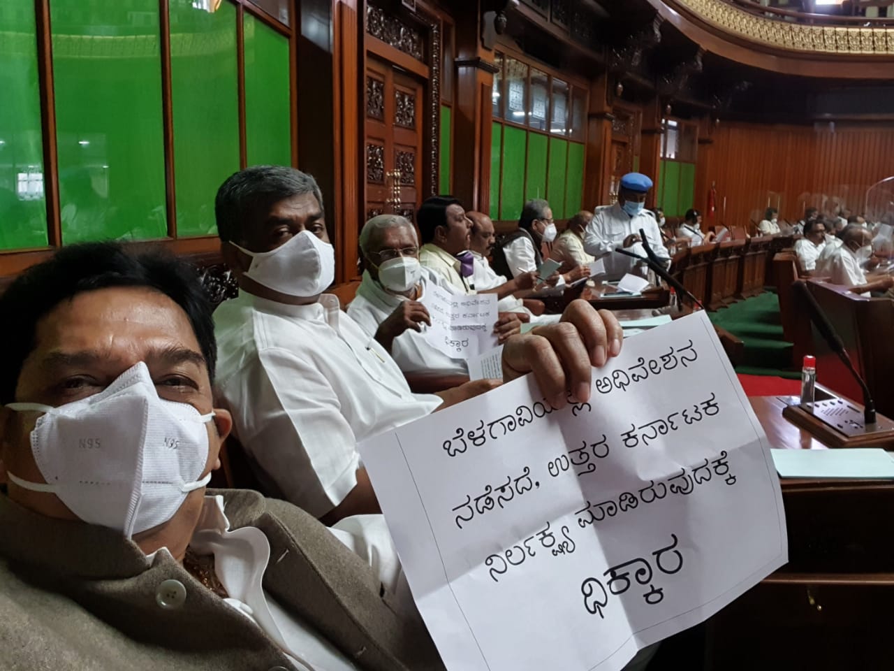 ಕಾಂಗ್ರೆಸ್ ಶಾಸಕರಿಂದ ಪ್ರತಿಭಟನೆ