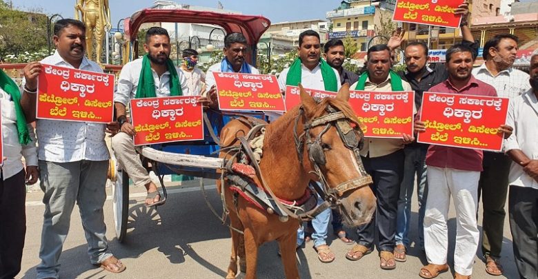 ಪೆಟ್ರೋಲ್, ಡೀಸೆಲ್ ಬೆರೆ ಏರಿಕೆ ಖಂಡಿಸಿ ಕುದುರೆ ಟಾಂಗಾ ಏರಿ ವಿನೂತನ ಪ್ರತಿಭಟನೆ