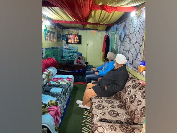 ಕಂಟೈನರ್ ಟ್ರಕ್ ನ್ನು ಸುಸಜ್ಜಿತ ತಾತ್ಕಾಲಿಕ ಮನೆಯನ್ನಾಗಿ ಪರಿವರ್ತಿಸಿದ ಪಂಜಾಬ್ ರೈತ