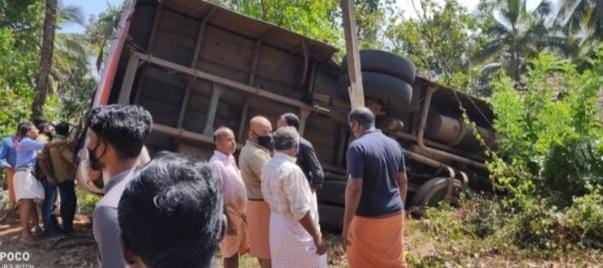 ಕಾಸರಗೋಡು : ಮನೆ ಮೇಲೆ ಮಗುಚಿ ಬಿದ್ದ ವಿವಾಹ ದಿಬ್ಬಣ ಬಸ್; ಮಗು ಸೇರಿ ಆರು ಮಂದಿ ಮೃತ್ಯು