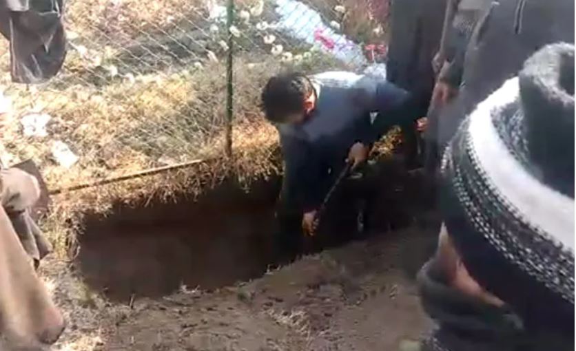 ಜಮ್ಮುಕಾಶ್ಮೀರ: ಎನ್‌ ಕೌಂಟರ್‌ ನಲ್ಲಿ ಬಲಿಯಾದ ಮಗನ ಮೃತದೇಹಕ್ಕಾಗಿ ಸ್ವತಃ ಗೋರಿ ತೋಡಿ ಕಾದು ಕುಳಿತಿರುವ ತಂದೆ!