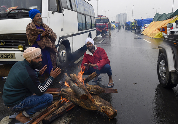 ದಿಲ್ಲಿಯ ಕೊರೆಯುವ ಚಳಿ,ಮಳೆಯ ನಡುವೆಯೂ ಶರ್ಟ್ ಬಿಚ್ಚಿ ಪ್ರತಿಭಟನೆ ನಡೆಸಿದ ರೈತರು