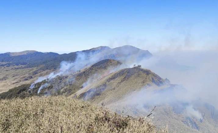 ಹೊತ್ತಿ ಉರಿಯುತ್ತಿರುವ ಮಣಿಪುರ ಗಡಿ: ಹೆಲಿಕಾಪ್ಟರ್‌ಗಳ ಕಾರ್ಯಾಚರಣೆಗೂ ಮಣಿಯದ ಝಕೋವು ಕಾಡ್ಗಿಚ್ಚು