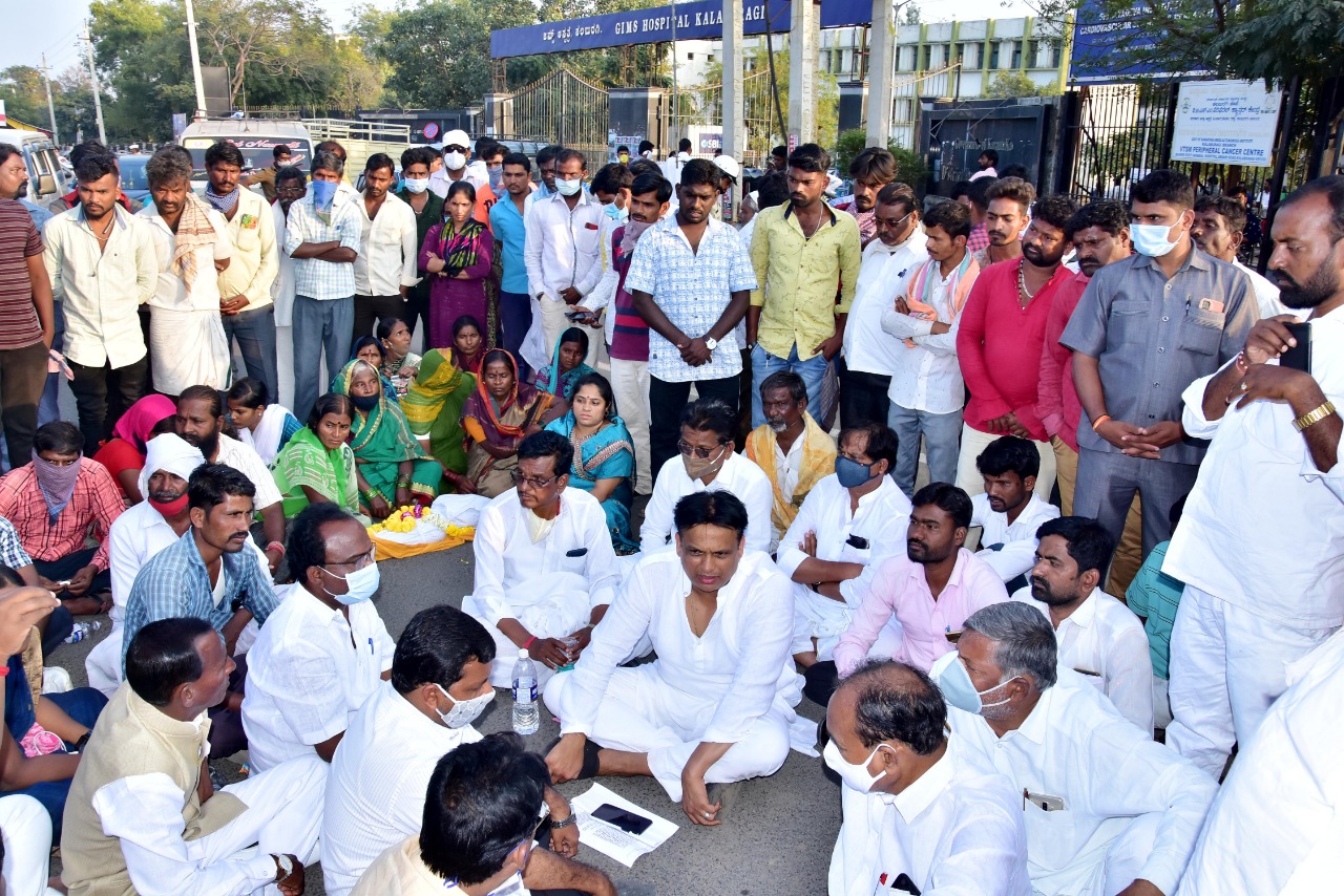 ಕಲಬುರಗಿ: ಬಾಲಕಿ ಸಾವು ಪ್ರಕರಣ; ರಸ್ತೆಯಲ್ಲಿ ಮೃತದೇಹ ಇಟ್ಟು ಪ್ರತಿಭಟನೆ