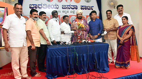 ಡಿಸಿಎಂ ಲಕ್ಷ್ಮಣ್ ಸವದಿಗೆ ದ.ಕ. ಜಿಲ್ಲಾ ಬಿಜೆಪಿ ಕಚೇರಿಯಲ್ಲಿ ಸನ್ಮಾನ