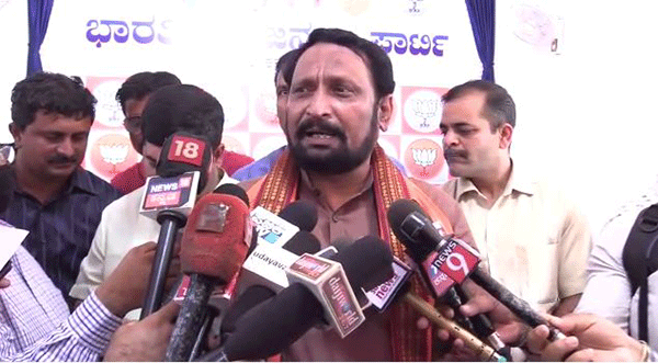 ಅಧಿಕಾರ ಉಳಿಸಿಕೊಳ್ಳುವುದಕ್ಕಾಗಿ ಮಹಾರಾಷ್ಟ್ರ ಸಿಎಂರಿಂದ ಉದ್ಧಟತನದ ಹೇಳಿಕೆ: ಡಿಸಿಎಂ ಸವದಿ