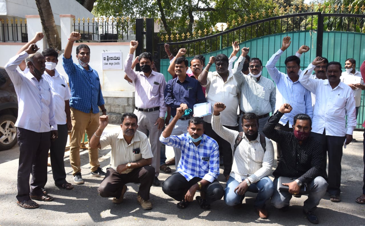 ಸಮಾಜ ಕಲ್ಯಾಣ ಸಚಿವ ರಾಮುಲು ನಿವಾಸಕ್ಕೆ ಎಸ್ಸಿ-ಎಸ್ಟಿ ಗುತ್ತಿಗೆದಾರರ ಸಂಘದ ಮುತ್ತಿಗೆ