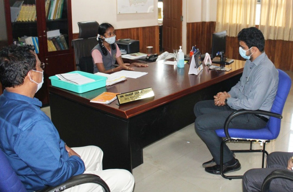 ವಿದ್ಯಾರ್ಥಿನಿಗೆ ಅರ್ಧ ಗಂಟೆ ಅವಧಿ ತನ್ನ ಹುದ್ದೆ ಬಿಟ್ಟುಕೊಟ್ಟ ಉಡುಪಿ ಜಿಪಂ ಸಿಇಒ !