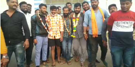 ಜಾನುವಾರು ಸಾಗಾಟ ವಾಹನ ಚಾಲಕನಿಗೆ ಹಲ್ಲೆ ಪ್ರಕರಣ: ಜೈಲಿನಿಂದ ಬಿಡುಗಡೆಯಾದ ಆರೋಪಿಗಳಿಗೆ ಹೂಹಾರ ಹಾಕಿ ಸ್ವಾಗತ!