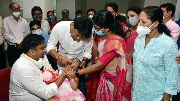 ಮಂಗಳೂರು ಲೇಡಿಗೋಶನ್ ಆಸ್ಪತ್ರೆಯಲ್ಲಿ ಪಲ್ಸ್ ಪೋಲಿಯೋಗೆ ಚಾಲನೆ: ಲಸಿಕೆ ಹಾಕಿಸಿಕೊಂಡ ಜಿಲ್ಲಾಧಿಕಾರಿ ಪುತ್ರಿ