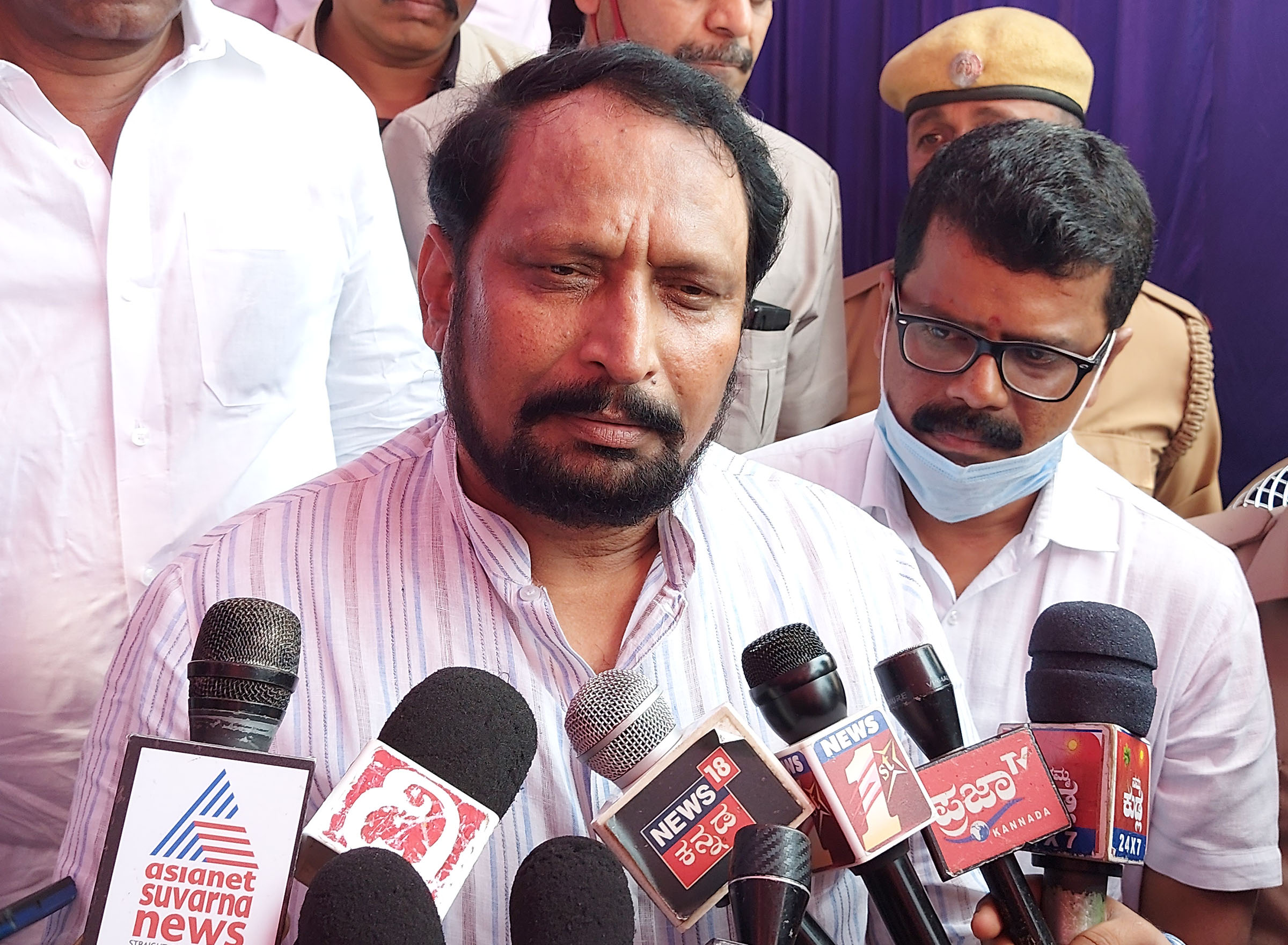 ಮಹಾರಾಷ್ಟ್ರದ ಸಿಎಂ ಅವಿವೇಕತನದ ಹೇಳಿಕೆ: ಉಪಮುಖ್ಯಮಂತ್ರಿ ಲಕ್ಷ್ಮಣ ಸವದಿ