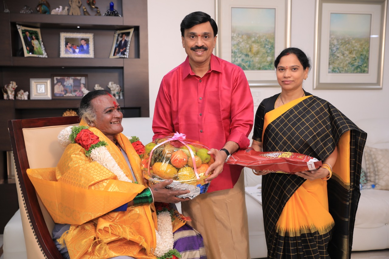 ಪದ್ಮಶ್ರೀ ಪುರಸ್ಕೃತ ಮಂಜಮ್ಮ ಜೋಗತಿಗೆ ಗಾಲಿ ಜನಾರ್ಧನರೆಡ್ಡಿ ಸನ್ಮಾನ