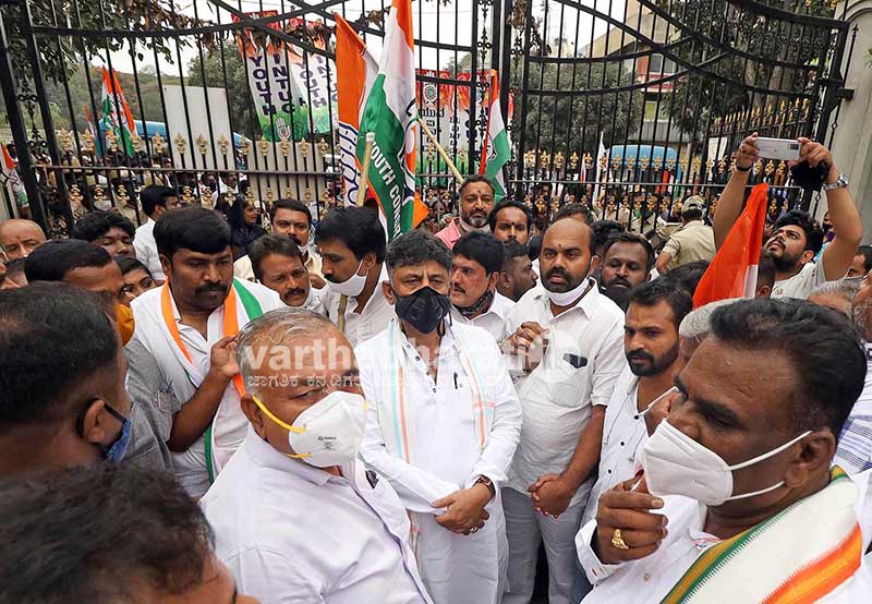 ಹೆಚ್ಚುವರಿ ತೆರಿಗೆ ಖಂಡಿಸಿ ಬಿಬಿಎಂಪಿ ಕೇಂದ್ರ ಕಚೇರಿಗೆ ಮುತ್ತಿಗೆ ಹಾಕಿದ ಕಾಂಗ್ರೆಸ್