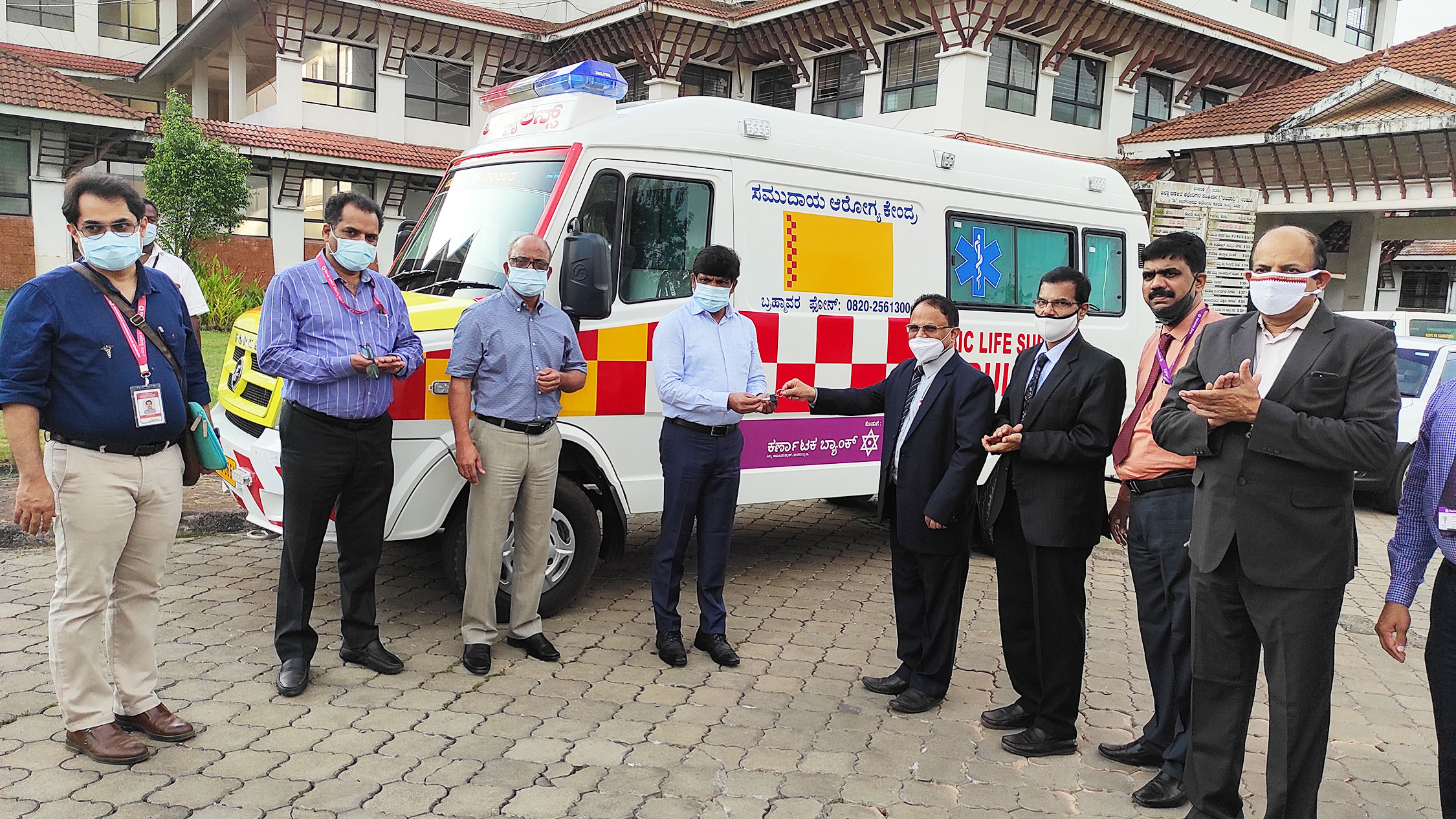 ಕರ್ನಾಟಕ ಬ್ಯಾಂಕಿನಿಂದ ಜಿಲ್ಲಾಡಳಿತಕ್ಕೆ ಅಂಬುಲೆನ್ಸ್ ಹಸ್ತಾಂತರ