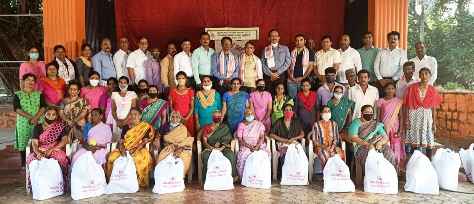 ರೆಡ್‌ಕ್ರಾಸ್‌ನಿಂದ ನೆರೆ ಸಂತ್ರಸ್ತರಿಗೆ ಪರಿಹಾರ ಸಾಮಗ್ರಿ ವಿತರಣೆ