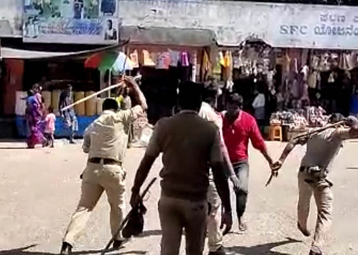 ಸಾರ್ವಜನಿಕವಾಗಿ ಯುವಕನಿಗೆ ಕಾಲಿನಿಂದ ಒದ್ದು, ಲಾಠಿಯಿಂದ ಥಳಿಸಿದ ಪೊಲೀಸರು: ವಿಡಿಯೋ ವೈರಲ್