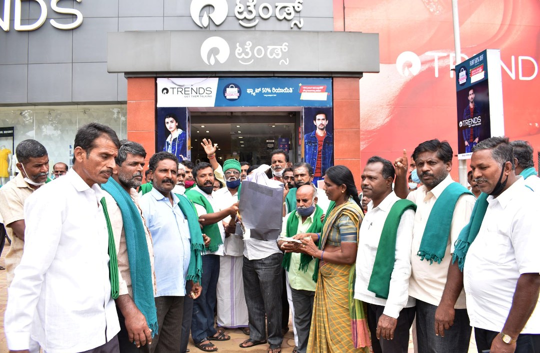 ಕೃಷಿ ಮಸೂದೆ ವಿರೋಧಿಸಿ ರೈತರ ಪ್ರತಿಭಟನೆ: ರಿಲಯನ್ಸ್ ಉತ್ಪನ್ನಗಳ ದಹನ