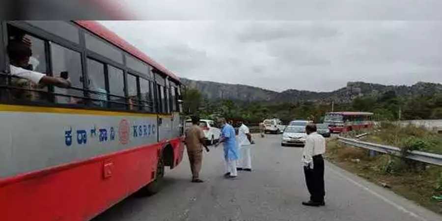 ಹೆದ್ದಾರಿಯಲ್ಲಿಯೇ ಕೆಎಸ್‌ಆರ್‌ಟಿಸಿ ಬಸ್ ಅಡ್ಡಗಟ್ಟಿದ ಶಿಕ್ಷಣ ಸಚಿವ ಸುರೇಶ್ ಕುಮಾರ್