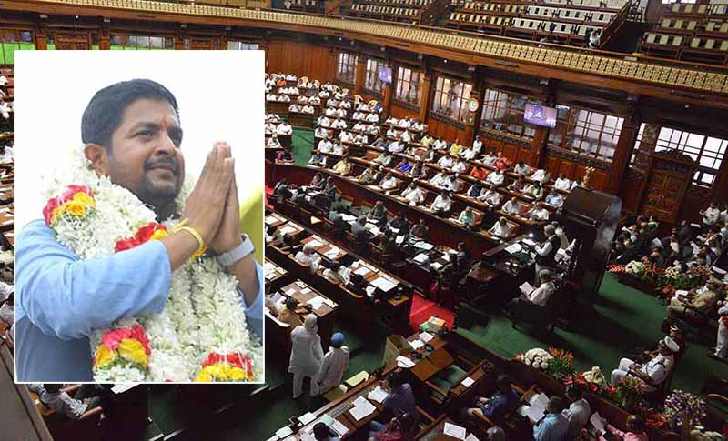 ಶರತ್ ಬಚ್ಚೇಗೌಡ ‘ಹಕ್ಕುಚ್ಯುತಿ ಪ್ರಸ್ತಾಪಕ್ಕೆ ಅವಕಾಶ ಕೋರಿ ಕಾಂಗ್ರೆಸ್-ಜೆಡಿಎಸ್ ಧರಣಿ ಸತ್ಯಾಗ್ರಹ