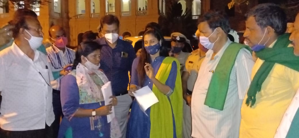 ಗ್ರೀನ್ ಬಡ್ಸ್ ಠೇವಣಿದಾರರ ಅಹೋರಾತ್ರಿ ಧರಣಿ: ಸ್ಥಳಕ್ಕೆ ಜಿಲ್ಲಾಧಿಕಾರಿ ಸಿಂಧೂರಿ ಭೇಟಿ