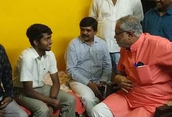 ಆತ್ಮಹತ್ಯೆಗೆ ಯತ್ನಿಸಿದ ವಿದ್ಯಾರ್ಥಿ ಮನೆಗೆ ಸಚಿವ ಸುರೇಶ್ ಕುಮಾರ್ ಭೇಟಿ