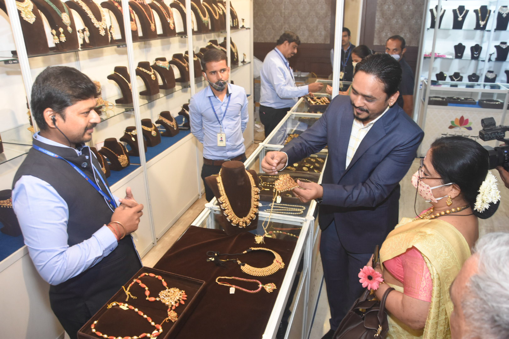 ಮಂಗಳೂರು: ನವರತನ್ ಆಭರಣಗಳ ಪ್ರದರ್ಶನ, ಮಾರಾಟಕ್ಕೆ ಚಾಲನೆ