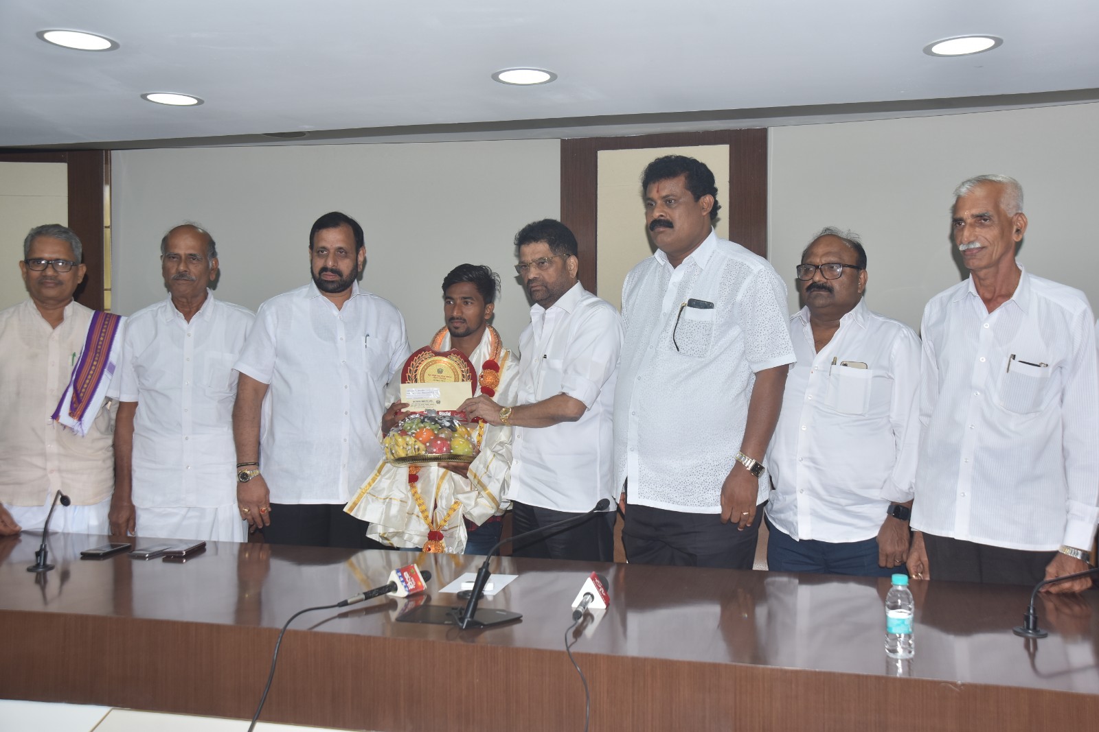 ಕಂಬಳದ ಓಟದಲ್ಲಿ ದಾಖಲೆ ನಿರ್ಮಿಸಿದ ಓಟಗಾರರಿಗೆ ಎಸ್.ಸಿ.ಡಿ.ಸಿ.ಸಿ. ಬ್ಯಾಂಕ್ ವತಿಯಿಂದ ಸನ್ಮಾನ